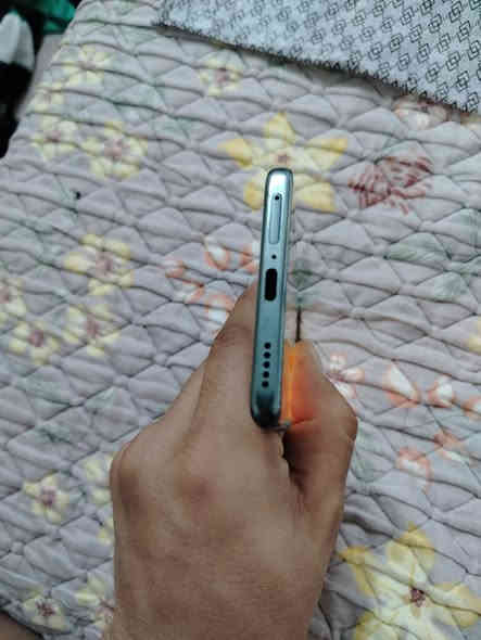 السلام عليكم جهاز هونر x9b للبيع مواصفاتة معروفة 
جهاز نظيف ما مفتوح مثل ما تشوف بالصورة 
بس كسر زغير بالجامة مال فلاش ما مأثرة 
عنوان بغداد الحرية السعر 175 اوبي مجال 
***********
