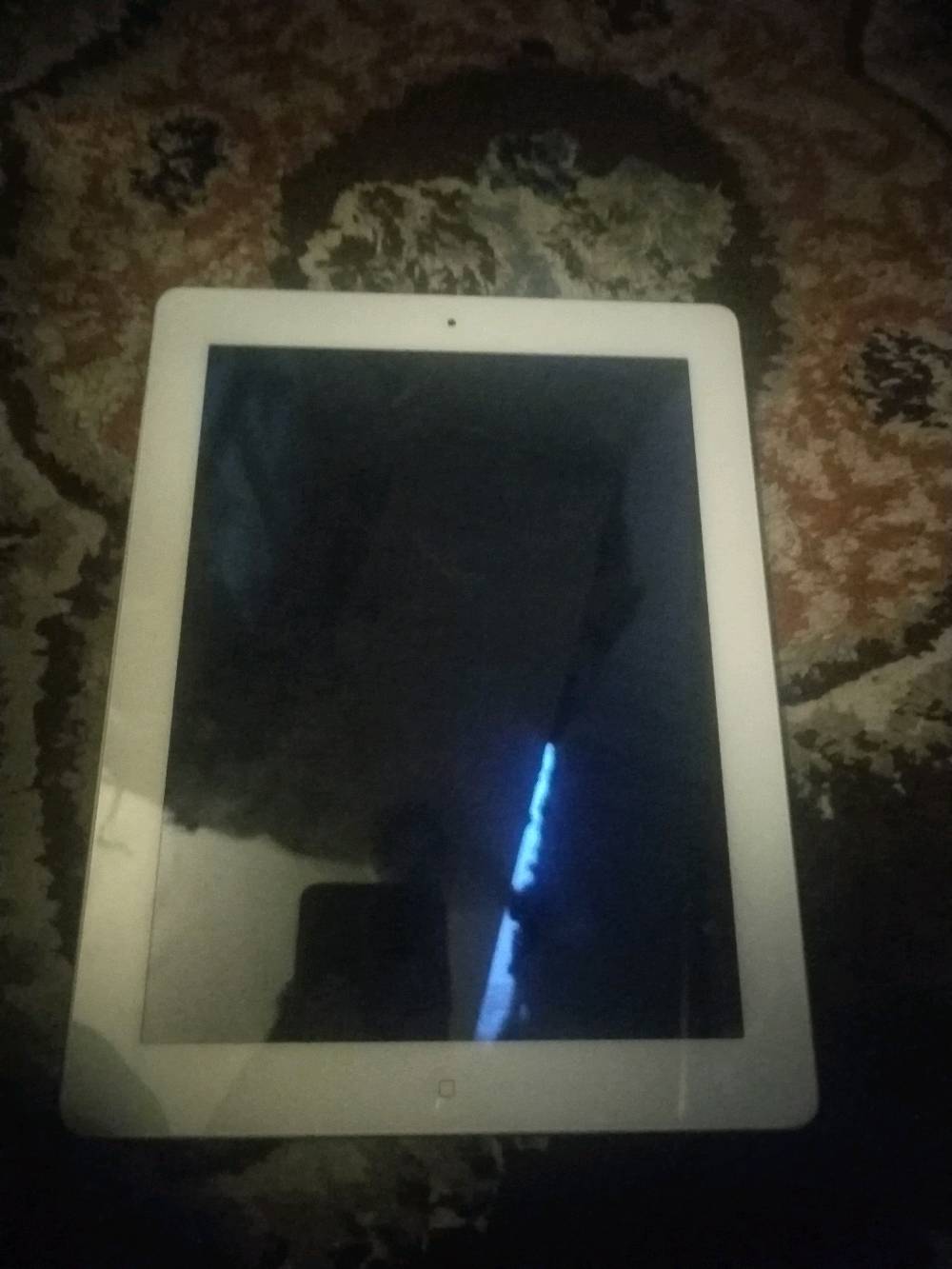 عندي أيباد للبيع من شركة آبل. الجهاز في حالة جيدة مع وجود شعار آبل بالخلف وزر القفل واضح. الشاشة نظيفة وما بيها أي كسور ظاهرة. مفيد للاستخدام بالعمل أو الدردشة.