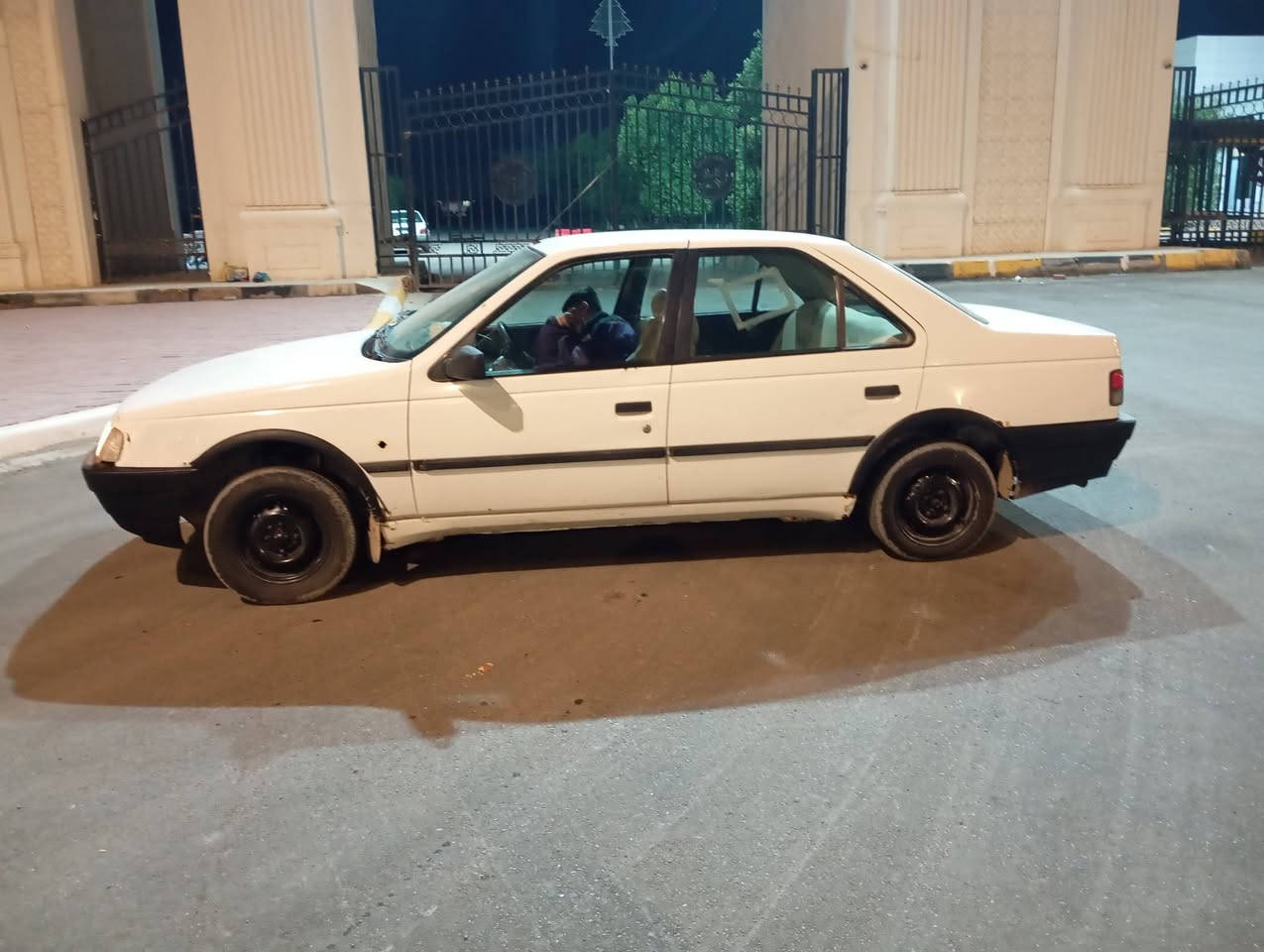 السلام عليكم بيجو روا رقم كربلاء ورعيها كربلاء سياره لا ضربه ولا صبغ بس الكير الثاني يفلت تبريد ثلج السياره نضيفه مشط جديد دبلات خلفيه جدد حداديه تمام مكينه جديده لاتنقيص ولا تبخير السعر 25بيه مجال قليل ***********
