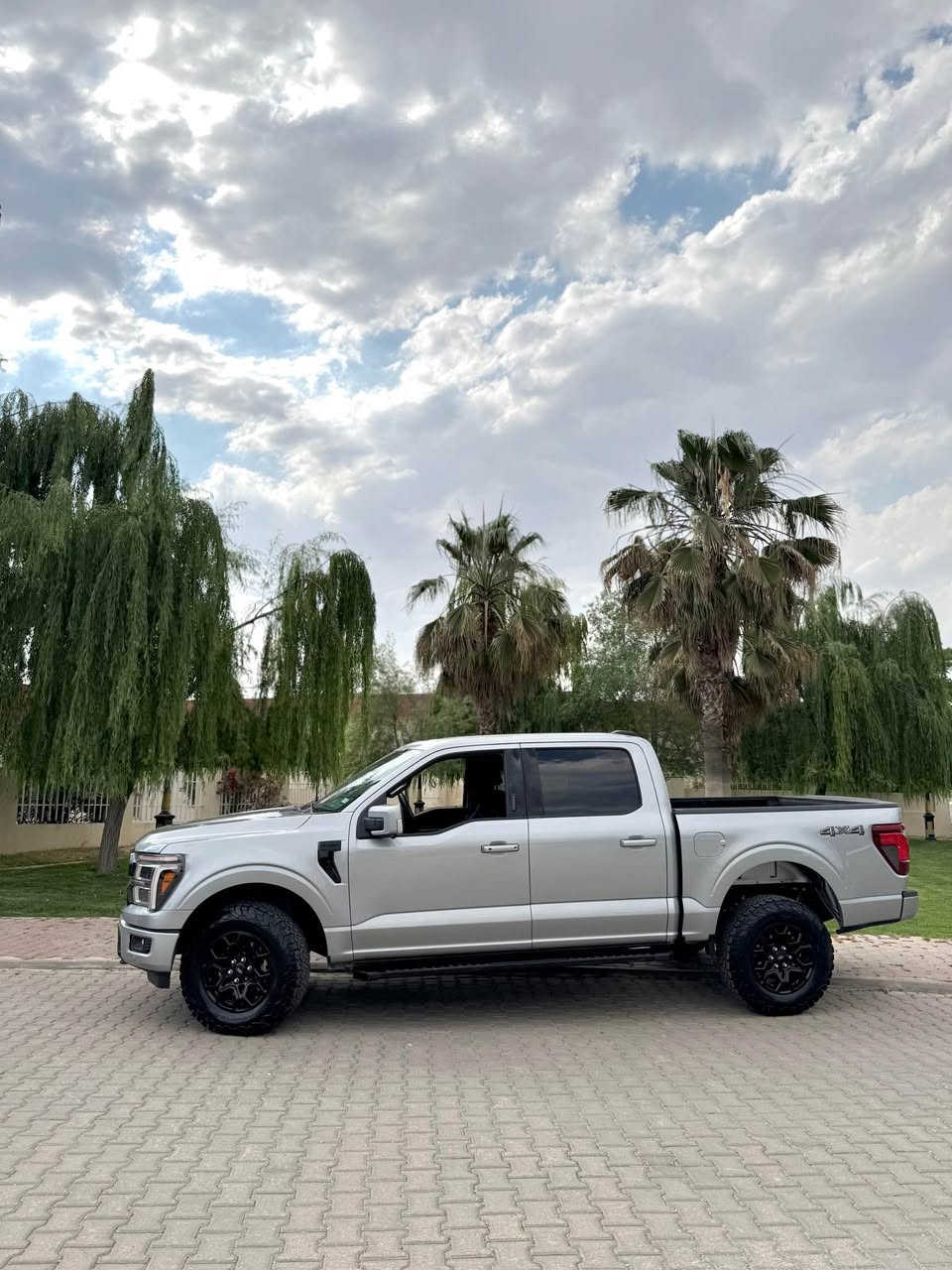 Ford F-150 2024 v8
گێڕ عەرزە سەیارەکە بەس پانۆڕاما نییە کراوە بە لاریات
جۆری مەکینە: 5.0L Ti-VCT V8 (سروشتی بێ تووربۆ - Naturally Aspirated).
• هێزی ئەسپ (Horsepower): 400 ئەسپ لە 6000 خولەک لە خولەکێکدا (RPM).
• عەزم (Torque): 410 پاوەند-پێ (lb-ft) لە 4250 خولەک لە خولەکێکدا
• شاشەکان (ستاندارد): شاشەی ناوەڕاستی گەورەی ١٢ ئینج بە سیستەمی SYNC 4 لەگەڵ شاشەی دیجیتاڵی ١٢ ئینج 
کۆنسۆڵی ناوەڕاست: گێڕەکەی دەچێتە خوارەوە و دەتوانیت کۆنسۆڵەکە بکەیت بە مێزێکی تەخت بۆ نانخواردن یان کارکردن بە لاپتۆپ 
• کامێرا: کامێرای دواوە بە ستاندارد، لەگەڵ بژاردەی کامێرای ٣٦٠ پلە.
‏• BLIS: سیستەمی ناسینەوەی خاڵی کوێر لەسەر ئاوێنەکان، کە تەنانەت چاودێری عەرەبانەی دواوەش دەکات ئەگەر پێوەی بێت.
• Autobrake: ڕاگرتنی ئۆتۆماتیکی ئۆتۆمبێل لە کاتی کتوپڕدا (Pre-Collision Assist).
سەیارەکە پێش و دوای حاسەیە 

تەنها یەک پارچەی بۆیاخە بێ ناوگرتن ئەرباگ سوکان و شان سیستەمە بیلادی 
سەیارەکە بێ مەسرەفەو تاقمێ تایەو ویلی جوانی لەسەرە
نرخی ٣٥٥$وەرەقەو کەمێک مەجال سلێمانی
***********
*********** السليمانية, العراق
