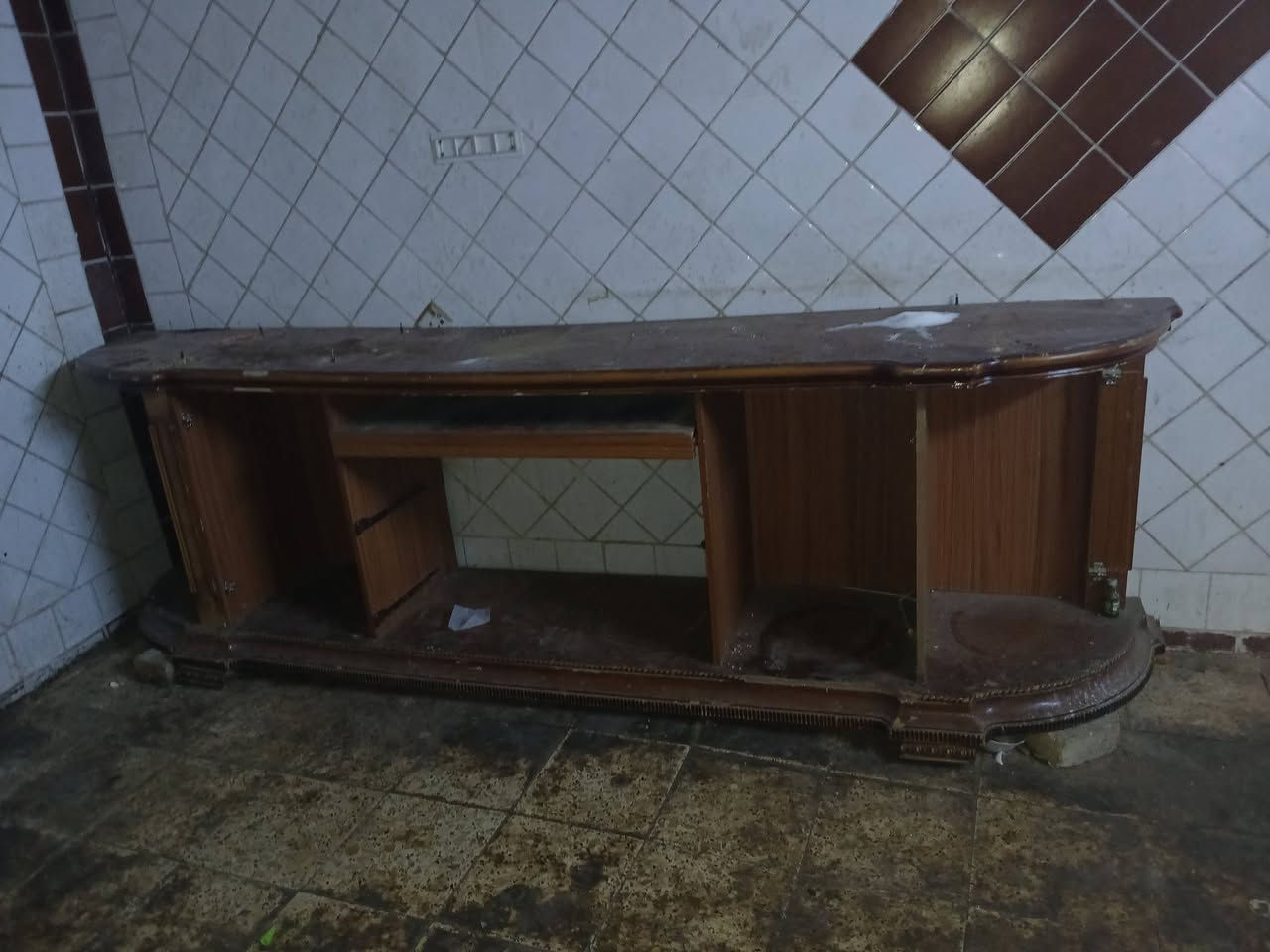 عندي اخشاب الي يريدها خل يخابرني انطيها بلاش
***********
