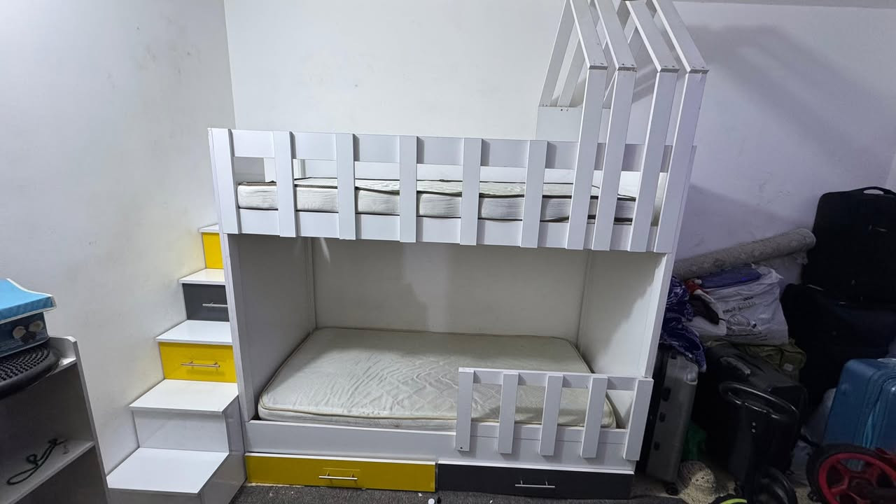 السلام عليكم 
سرير اطفال طابقين 
شغل عراقي ثقيل خشب تكمه 
مع درج مجرات 
ومندر عدد ٢ 
طول السرير والمندر ١٩٥ سم 
مع مجرات ٢ كبير اسفل السرير 
و٣ في الدرج 
للبيع بسعر ٥٠٠ الف ببغداد  حي اور 
***********
