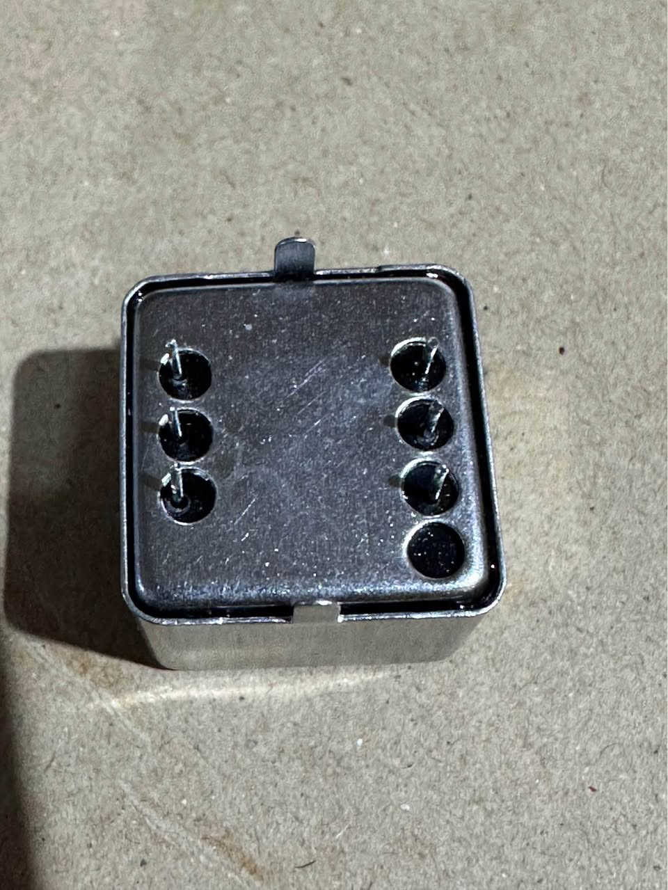 عربي:
قطعتين محول صوت احترافي ZXYAUDIO 600:600 لعزل وتنقية الصوت (Audio Isolator Transformer)
تفاصيل المنتج:
 نوع المنتج: محول صوتي عالي الدقة مصنوع من سبائك النيكل والبيرمالوي (Permalloy).
 الموديل: ZXY 2207
 مقاومة المعاوقة (Impedance): 600:600 أوم بتوزيع 1+1:1+1.
 الاستجابة للتردد: من 20\text{Hz} إلى 20\text{KHz} لتغطية كامل النطاق الصوتي البشري بجودة نقية جداً.
 المميزات:
 كفاءة عالية جداً في التخلص من الضوضاء والأصوات الناتجة عن التداخل الكهربائي والأرضي (Ground Loop Isolator).
 مثالي لأنظمة الصوت المتوازنة (Balanced Audio)، المكبرات (Amplifiers)، الفلاتر، وأجهزة المكسر الاحترافية.
 أطراف توصيل (Pins) قوية ومثالية للتثبيت المباشر على اللوحات الإلكترونية (PCB).

کوردی:
 (2 دانە) ترانسفۆرمەری دەنگی پیشەگەرانە ZXYAUDIO 600:600 بۆ جیاکردنەوە و پاكکردنەوەی دەنگ (Audio Isolator)
وصفێکی گشتی بۆ بەرهەمەکە:
 جۆری بەرهەم: ترانسفۆرمەری دەنگی فریکوێنسی نزم (Permalloy Nickel Alloy Audio Transformer).
 مۆدێل: ZXY 2207
 ڕێژەی ئیمپیدانس (Impedance Ratio): 600:600 (اووم) لەگەڵ پێکبەستنی 1+1:1+1.
 مەودای فریکوێنسی (Frequency Range): 20\text{Hz} - 20\text{KHz} (کە تەواوی مەودای بیستنی مرۆڤ دادەپۆشێت بەبێ تێکچوونی دەنگ).
 تایبەتمەندییەکان:
 دروستکراو لە ماددەی بەهێزی نیکڵ و پێرمالۆی (Permalloy) بۆ ڕێگریکردن لە هەر جۆرە دەنگەدەنگ و نۆیزێکی کارەبایی (High Noise Isolation).
 گونجاوە بۆ هاوسەنگکردنی هێڵەکانی دەنگ (Balanced Audio Systems) و فلتەرکردنی دەنگی ئامێرە مۆسیقییەکان، ئەمپلیفاەرەکان، و میکسەرەکان.
 خاوەن پێپینەکانی توندوتۆڵ بۆ بەستنێکی جێگیر لەسەر بۆردی ئەلیکترۆنی (PCB). السليمانية, العراق


**إذا كنت صاحب هذا الإعلان وتريد حذفه لأي سبب، رجاءا أرسل رسالة إلى الدعم الفني**