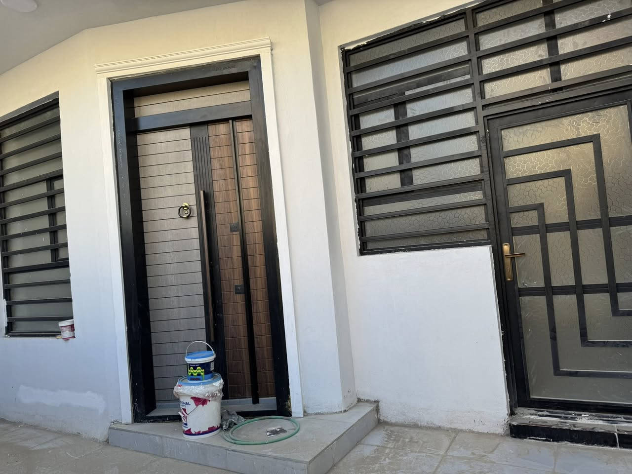 ‎ للبيع مساحة 100م الدورة حي دجلة شارع 25 طابقين وبيتونة كلش جبيره 
‎الطابق الارضي متكون من مطبخ واستقبال وحولي وحمام ومنور و غرفة نوم 
‎طابق الثاني متكون من غرفتين نوم   
‎الحمامات نظام تعليك 
‎تانكي ابو 1000 ماطور ماء 
‎البيت بناء جديد 
‎ناقصة بس تجيب غراض وتجي تسكن حتى تنظيف منظف
‎اني صاحب الدار مباشر لا دلال ولا وسيط ***********
