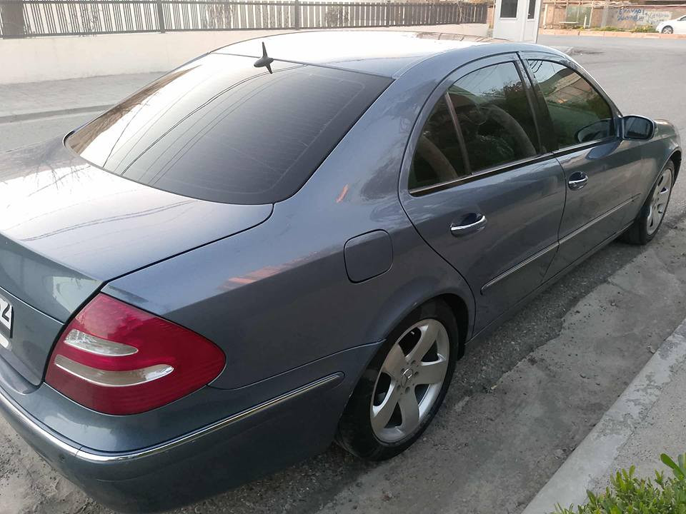 مارسيدس ئيكلاس مؤديل ٢٠٠٥مةكينة ٣٢٠ ڤي فرؤشتنو گؤرينةوة بةشتئك بةدلم بئ دوو پارچةي بؤياخة فولة تةنها سلايتو پةردة نية مةنةفئستي خؤي لةگةلة نرخي ٦٥وةرةقة *********** هةولئر أربيل, العراق
