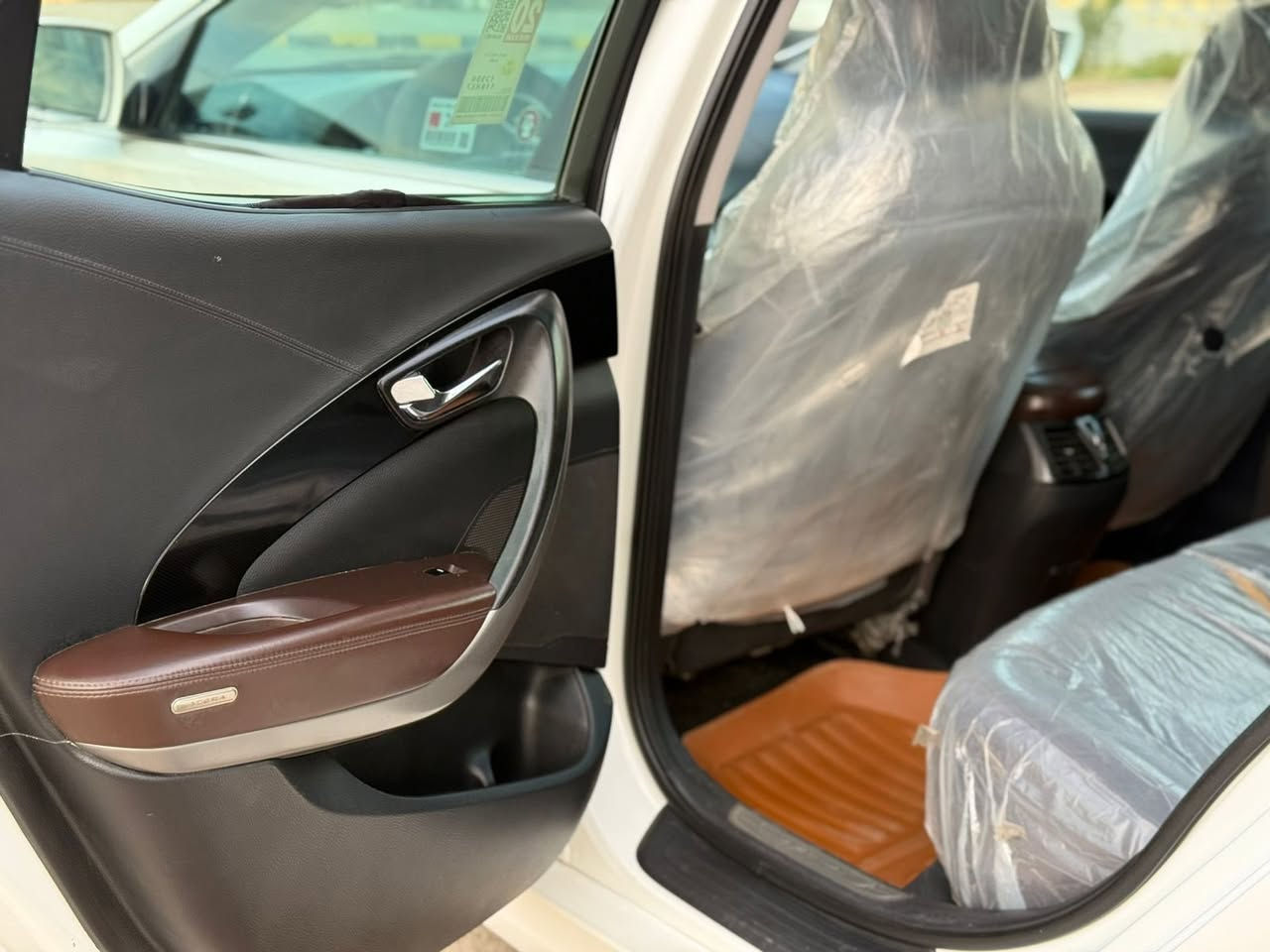 السلام عليكم هونداي ازيرا موديل 2013خليجي كفاله عامه لا صبغ ولا بارد كفاله كامه المواصفات فول كدامك المواصفات
محرك 6 سلندر شرط الفحص السيارة جديدة جدا تريد تحويل او وكاله 
تخم تاير حداديه تبريد تدفئة كلشي جاهز بيهة 
ميحتاج اذكر مواصفات كدامك المواصفات سعرهة 137 مكاني واسط قضاء الحي 
***********
***********
