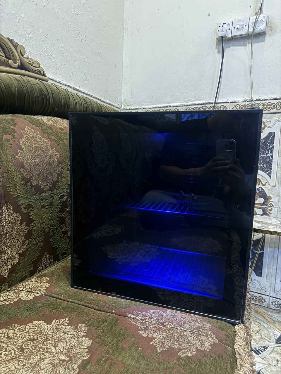 ثلاجه عارضه  للبيع.  شغاله.   السعر 75 الف  قفل
***********
