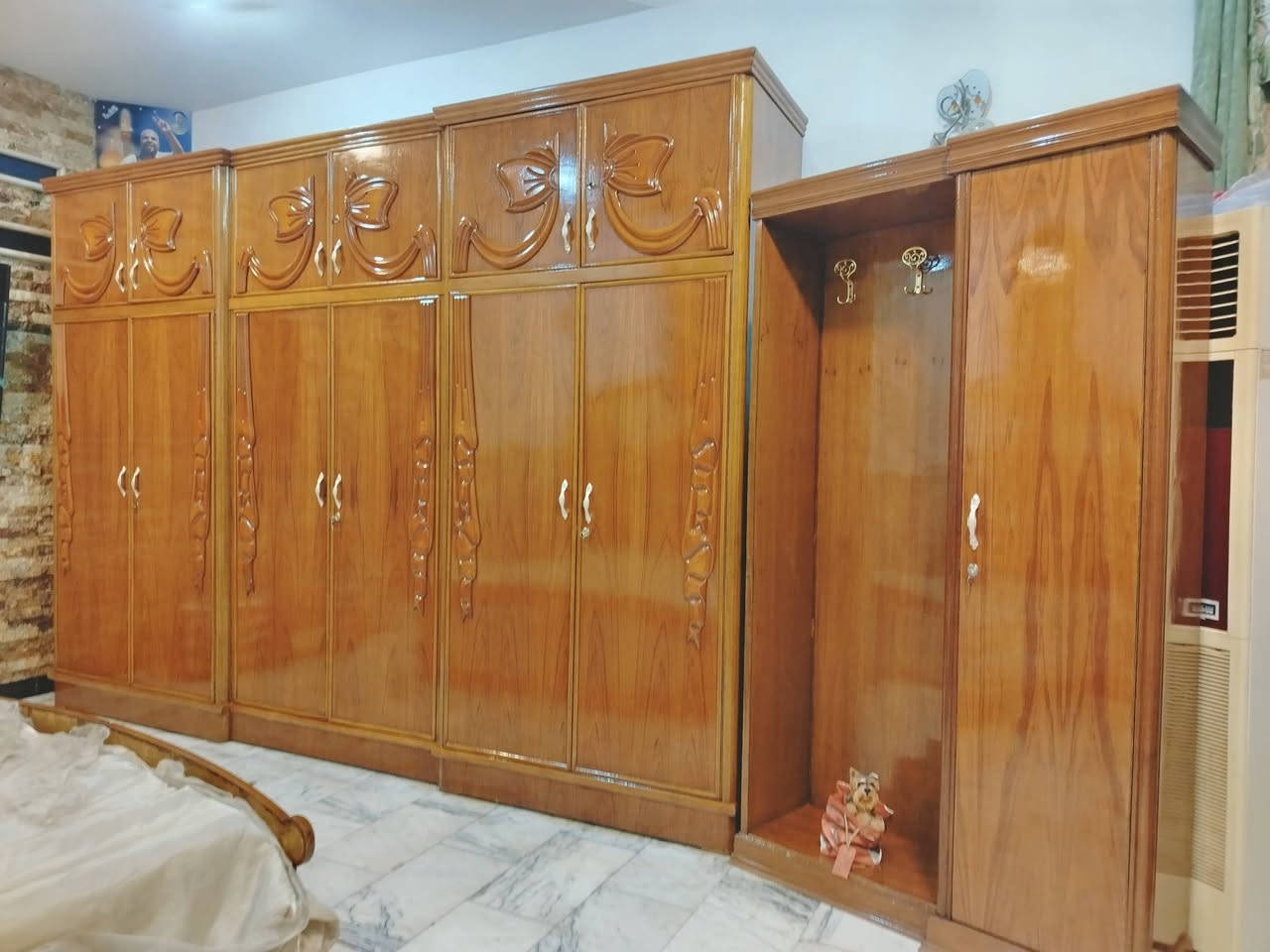 غرفة نوم تسكام جاو صاج داخل وخارج شغل ثقيل ضهر جرجوبه خمسه ملم استعمال شهر واحد اخت الجديده مكفوله من الشخط تكمه الواقع احله من الصور العنوان حلة حي الجزائر. ***********.  ***********
