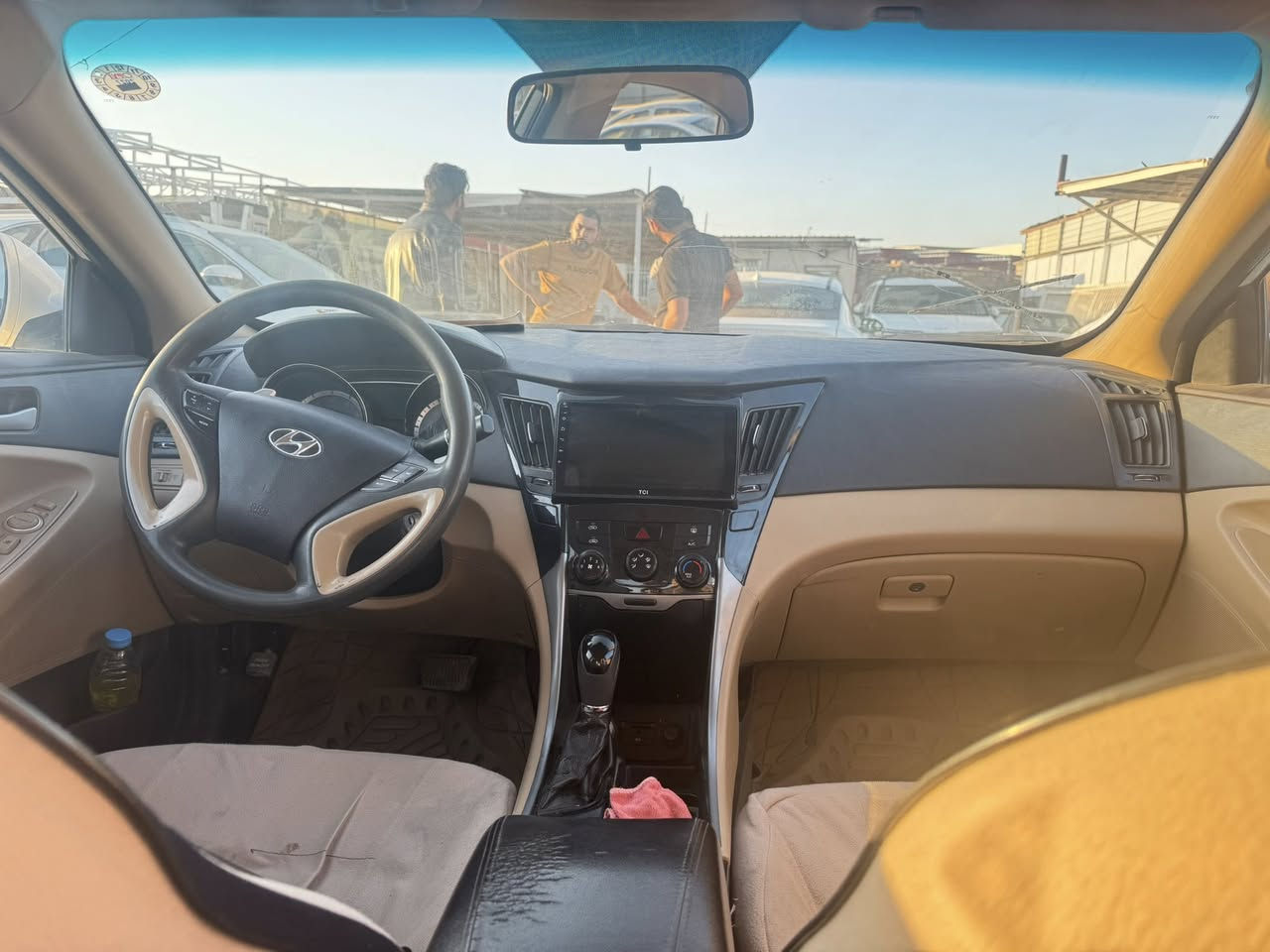 السلام عليكم 
سوناتا موديل 2014 خليجي محرك 2400 دوش 
رقم اربيل انكليزي سنوية ورقم جديد مكفولة من الصبغ بيها كارتات موضح بالسونار ومرفق السونار مع الصور السيارة جاهزة من كل شي موجودة بالديوانية السعر 131 وبيها مجال 
للاتصال ***********
