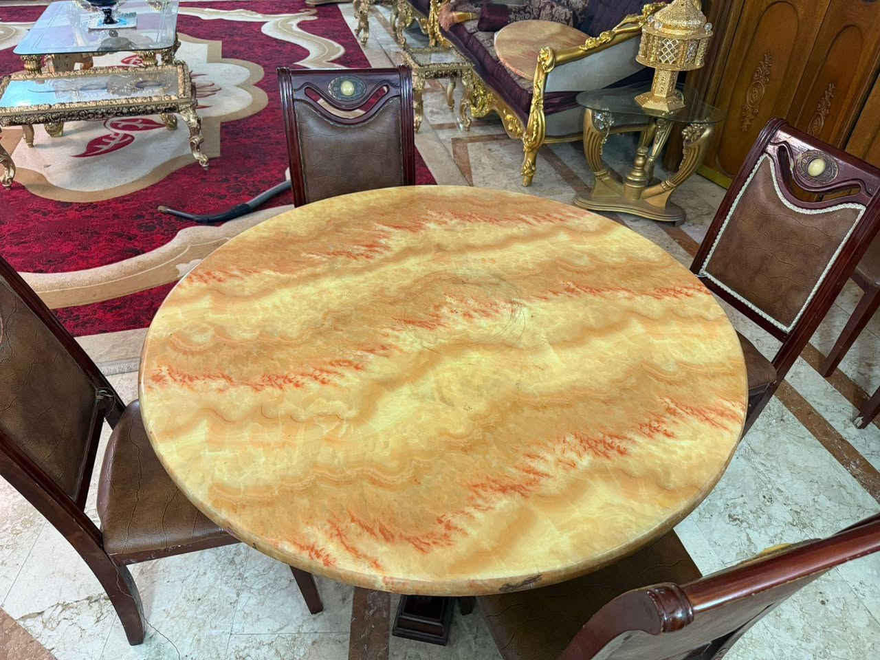 سلام عليكم ميز طعام مرمر اصلي معه اربع كراسي خشب زان السعر 300الف المكان شارع فلسطين مقابل البتسام رقم الهاتف ***********
