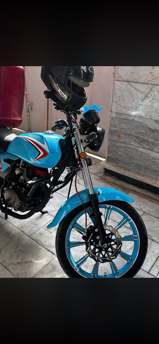 سلام عليكم لبيع نضيفه كلش بدون نقص بدون صرف بدون ضربه بدون خياس بدون حادث تاير خلفي جديد قبل يومين شديته ماشيه 20 الف ابيعلك ع فحص انطيك الصندوك وياها هديه ودسكات احتياط جديد وبنز خلفي احتياط جديد قبغ زنجيل فاتحه لن بدلت زنجيل وبدلت كلج اصلي مؤسسه  قبل فتره مكاني ساحة عدن *********** سعر 850 بيها مجال بسيط
