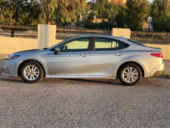 بسم الله الرحمن الرحيم

تويوتا كامرى 2025 le hybrid
لونها سلفر
سيارة مرقم اربيل جاهز 
تحويل غرامة شرط 
قطعتين سبغ بوند و جملغ 
ارباك استرين و برده 
سايرة بدون مصرف و نضيف 
تايرات جديد 
ماشية ١٨ الف ميل
گير و محرك شرط
رادار حجر كلها بلادي موجود
كل رادارات شغل 
رقم شاصى موجود 
سعرها ٢١٠$ و مجال 
الهاتف *********** واتساب و كورك اكر

