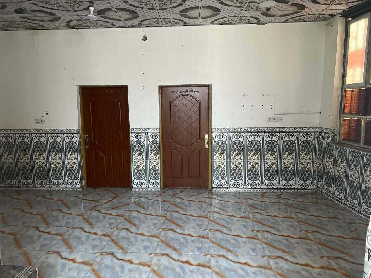 بيت بمنطقة السكك مساحته الكليه ١٥٤ متر
يتكون من غرفتين وصاله ومطبخ ومدخل وبرانيه وحمام داخلي وحمام خارجي بناء حديث طابوق كله السطح اشتايكر وداخل البيت بورك مثل ماواضح بالصور والارضيه كرانيت الكراج والداخل بورسلين يرهم بيع او مراوس بشقه بالعصافير ***********
