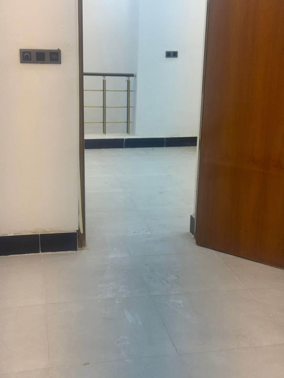 بيت بالجامعه للايجار غرفه وصاله فوك وغرفه وصاله ومطبخ واستقبال جوه سعر الايجار ٦٠٠ اتصال *********** منطقه ال٢٩ خلف الناسخ
