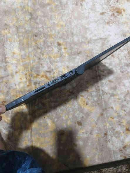 سلام عليكم لابتوب مراوس بايباد للتواصل *********** واتس وخط هم ماسنجر موجود
