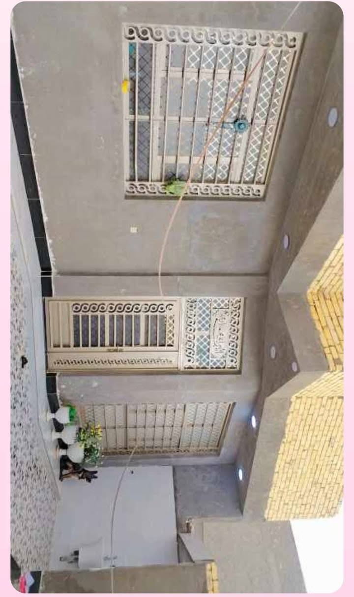 بيت زراعي مساحة 200متر حي الخضراء مقابيل المعارض يتكون من مطبخ واستقبال وصالة وغرفتين ومناور اثنين مع صحيات داخليه وخارجيه وبيتونه وستاره كما موضح بالصور الشراي يتصل بالرقم الموجود ***********
