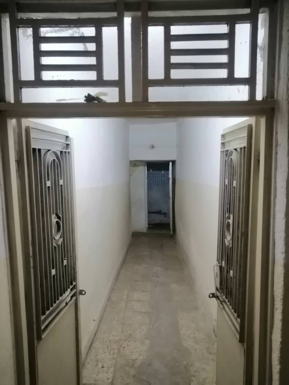 بيت ٦٠ متربجهت الايمنه بيع مستعجل اي استفسارعله هذه رقم ***********
