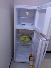 ثلاجه حجم صغير للبيع جديده استخدام قليل  السعر 175  07721056797