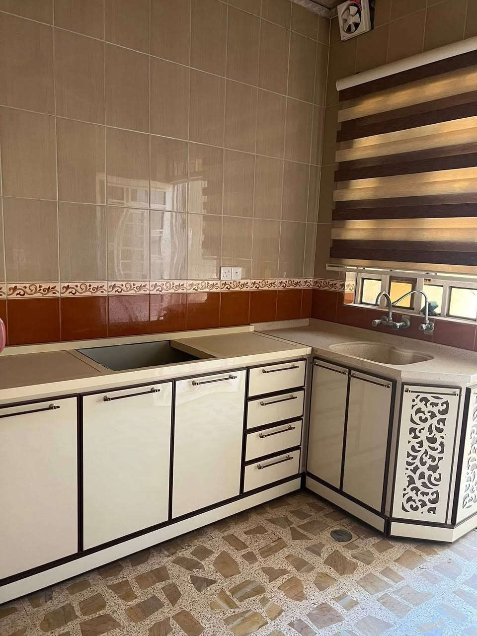 السلام عليكم 

دار للبيع وبسعر مناسب 

دار في حي الصديق الثانية 

قريب جدا من متنزه الصديق ومدرسة الرياض 

مساحةً 108  م

 واجهه 6 م 

اتجاه شروق تام 

طابق واحد 

يحتوي على غرفة نوم واحدة 

هول استقبال مخزن مطبخ وصحيات  وبيتونا 

السعر  140  مليون قابل للتفاوض 

للاستفسار مراجعة مكتب المدينه.. حي  سكر قرب من جامع الرحمه 
((لانتعامل برفع سعر العقار نجمع البائع مع المشتري الاستفسار اكثر يرجوا مراسله الصفحه او الاتصال على الارقام التالية 
***********

***********
