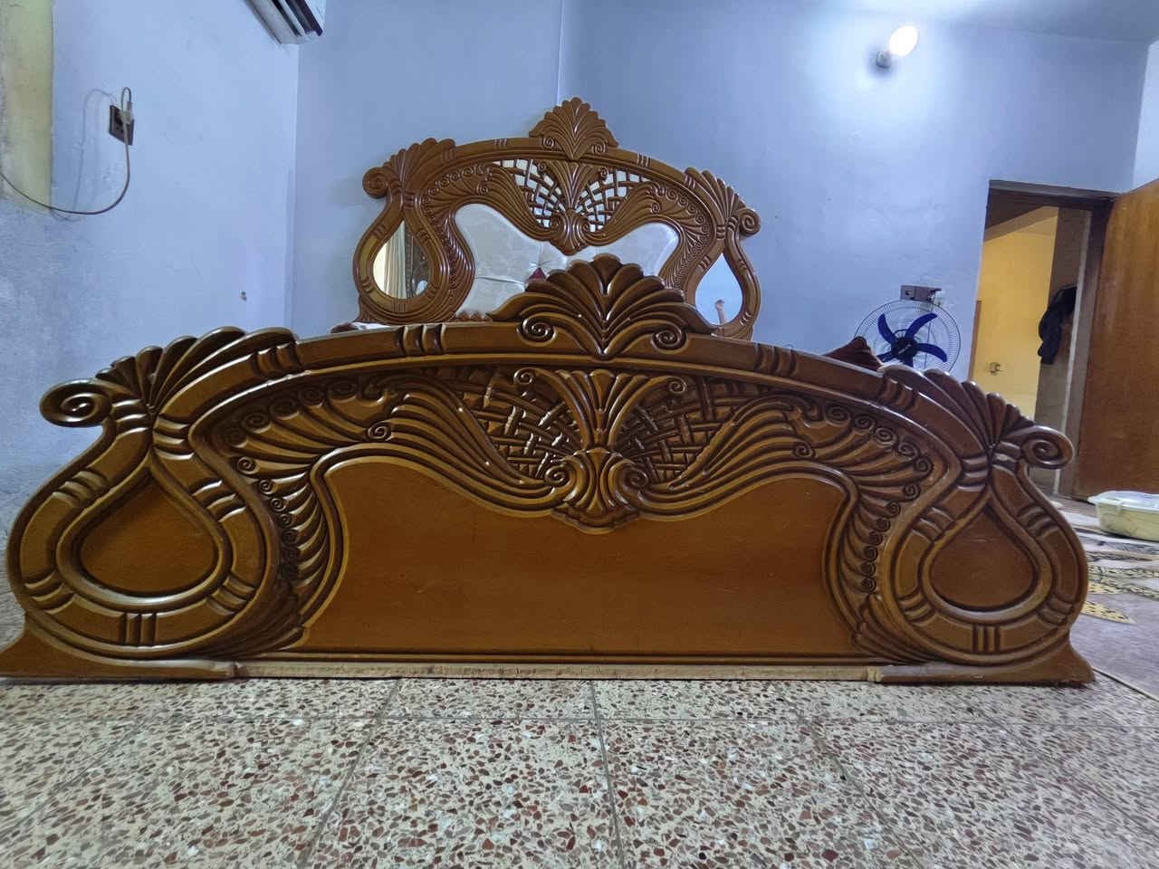 السلام عليكم 
غرفه نوم صاج عراقي 
صاج داخل وخارج 
كنتور + جرباية + زاوية + ميز تواليت 
السعر 800 الف بيه مجال 
العنوان بغداد 
***********
