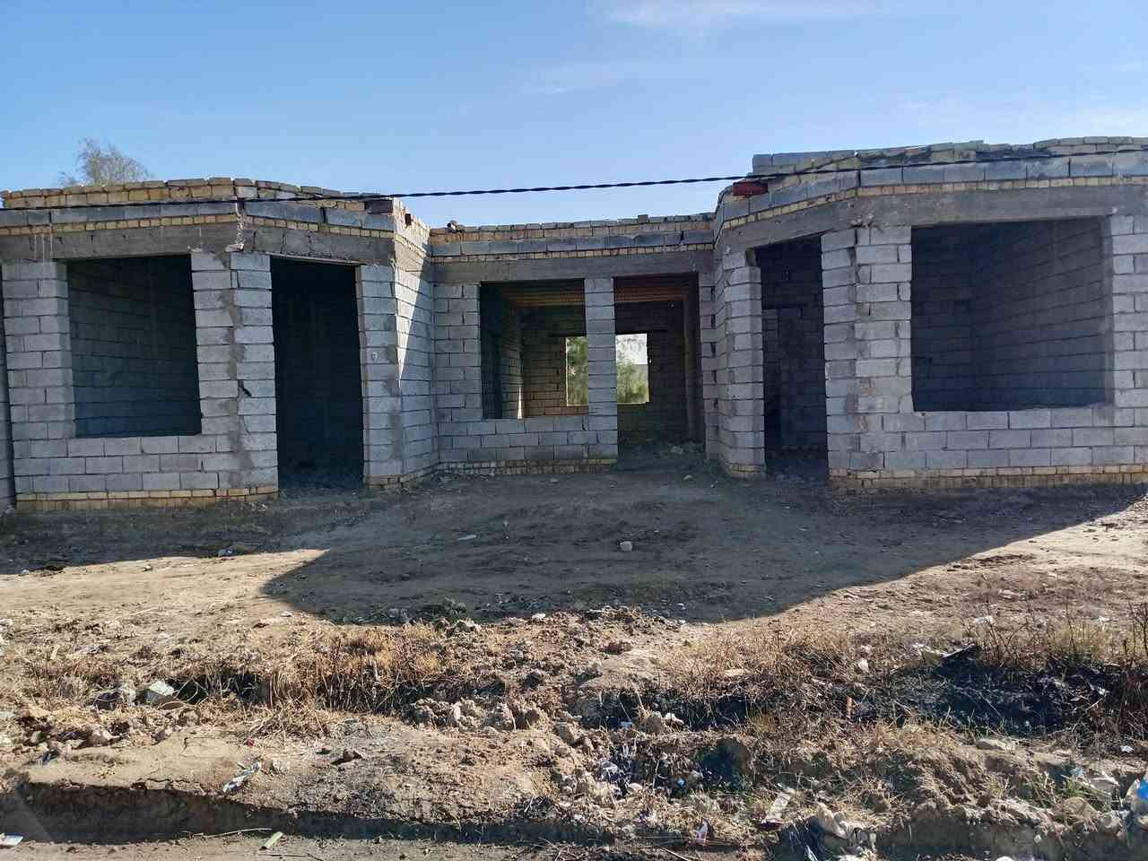 سلام عليكم اخوان بيت هيكل مساحته 300متر خريطته كلش حلوه يحتوي علا غرفتين وصاله ومضيف ومطبخ وطارمه اماميه وممر سياره جانب كهربا محوله يمه وبايب الماي يمه شارعه 7امتار منطقه أبو صريفه للتواصل ***********
