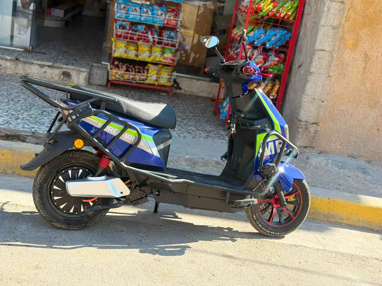 السلام عليكم دراجه شحن 6 بطاريات ليثيوم تمشي ٧٠كيلو الشحنه الوحده اشاره لد لايتات زنون جديده دراجة مال بيت جديدة حيل مكانها بغداد زعفرانية الخاص مفتوح رقم الهاتف ***********سعر مليون و١٠٠ويبها مجال
