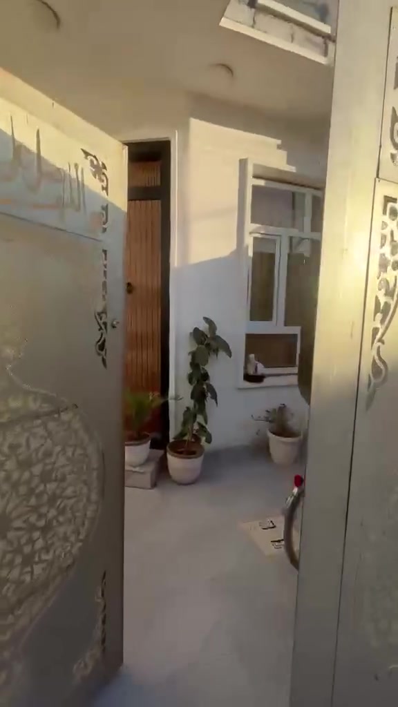 السلام عليكم بيت مساحه ١٢٠متر سبعه نيسان الراشديه خلف مدرسه الاحنف اله طريقين بناء طابوك غرفتين نوم شارع الفرن الصمون الاستفسار الاتصال ***********
