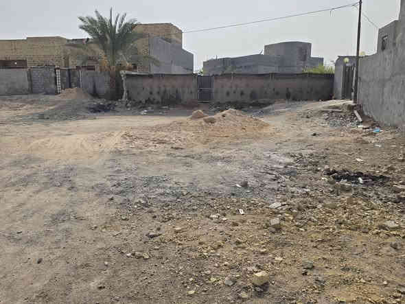 قطعه ارض مساحه 200 متر واجه 10 ونزال 20 متر 
(متوفر كافه خدمات ماء كهرباء شارع 10 امتار) 
 تبعد عن تبليط 50 متر 🔥السعر 19 وبيها مجال 
العنوان _المعاره بدايه شارع البزل 
الاستفسار الاتصال (***********) او مراجعه مكتب العويسي للعقار الگائن شارع البطاوي قرب عارضه المزاد
