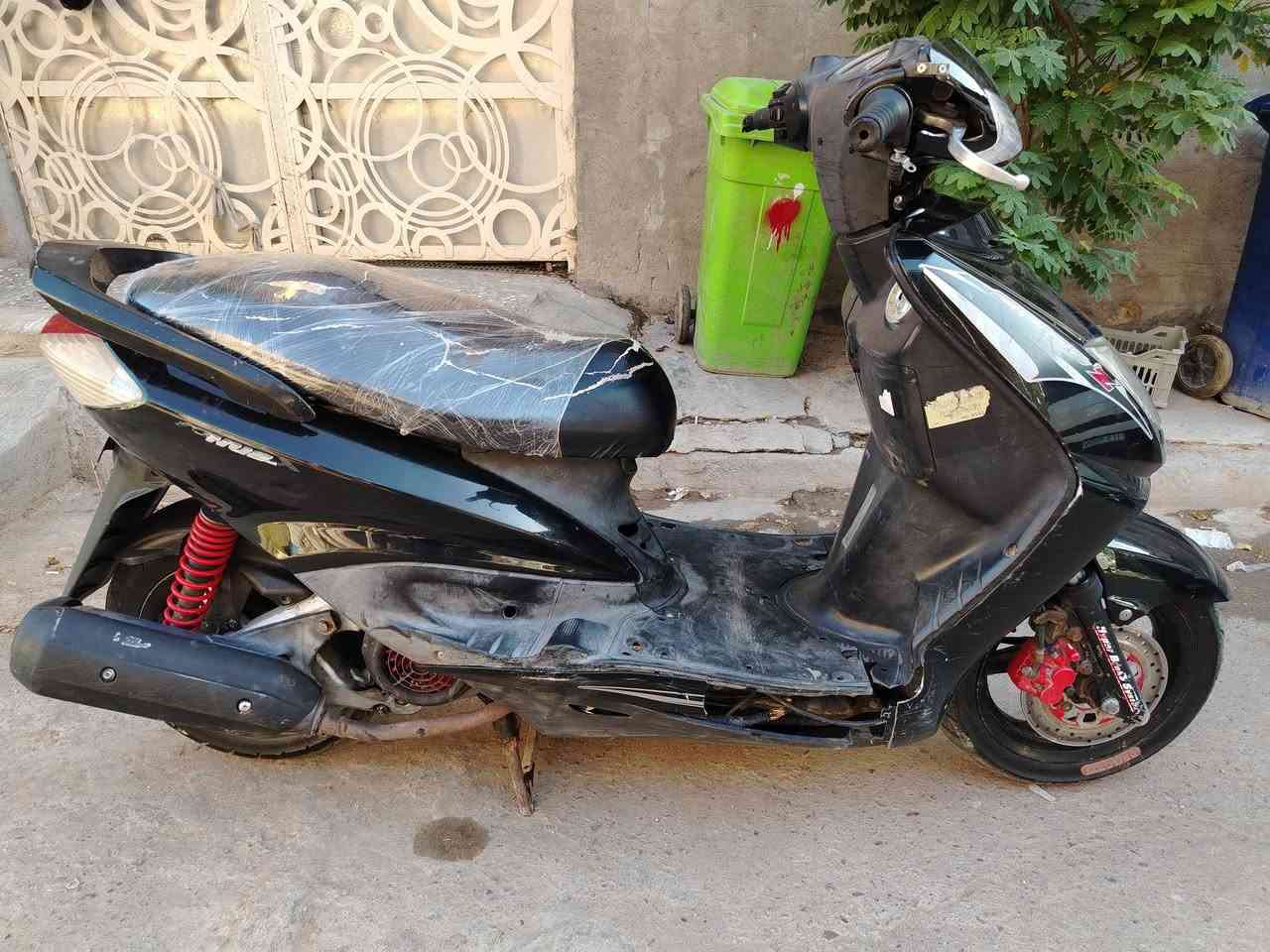 السلام عليكم سكنس للبيع دراجه كله شغال كهربائيات سلف وهندر ب٣٥٠ الف وبيه مجال حك الجيه المشتل قرب تقاطع المطبك ***********
