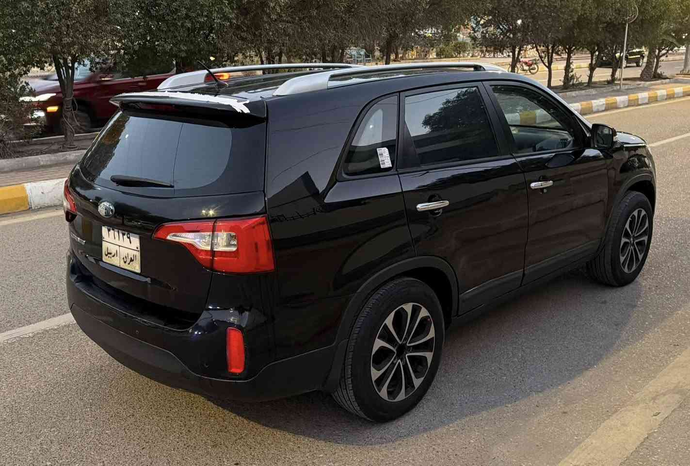 السلام عليكم 
كيا سورنتو 2014وارد خليجي مكفوله رقم اربيل 
وكاله بسمنه السياره فول موصفات ماعده البنرامه 
تحكم ستيرن حساسات كشنات جلد كهربائيه لايت دايود بصمه 7راكب 3قطع تبريد 4سلندر ماشيه 120 السياره جاهزه من كلشي كير محرك حداده تبريد تخم تاير كله جاهز مابيهه اي نقص رايدهه ب133وبيهه مجال بسيط 
للستفسار الاتصال ***********مكانهه ميسان حي الصحفين
