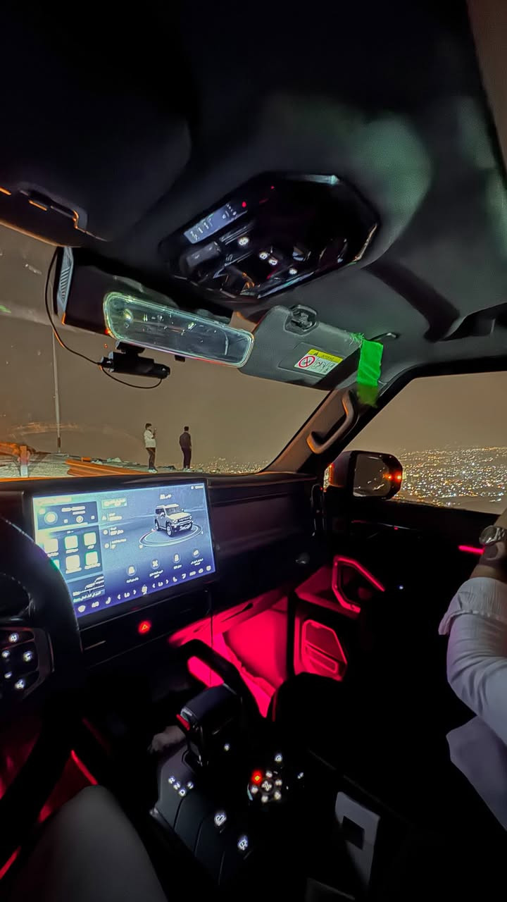 � للبيع | جيتور T2 موديل 2025 – فئة Luxury الأكجري 🚘

✨ سيارة تجمع بين الفخامة والقوة والطابع الأوف رود العصري ✨

📍 موقع السيارة: بغداد
📏 الممشى: 30.000 كم قابل للزيادة
💰 السعر: 38,250,000 دينار عراقي (ملون)

🔹 المواصفات:

✔️ محرك 2.0 لتر تيربو
✔️ قوة 254 حصان
✔️ عزم 390 نيوتن.م
✔️ ناقل حركة أوتوماتيك 7 سرعات (DCT)
✔️ نظام دفع رباعي AWD
✔️ تصميم SUV صندوقي بطابع هجومي وفخم
✔️ جنوط رياضية 19 إنش
✔️ إضاءات LED كاملة

🔥 الداخلية والفخامة:

• شاشة وسطية كبيرة 15.6 إنش
• عدادات رقمية حديثة
• مقاعد جلد فاخرة مع تبريد وتدفئة
• فتحة سقف بانوراما
• شحن لاسلكي
• تشغيل عن بُعد
• نظام صوتي عالي الجودة

🛡️ أنظمة الأمان:

• مثبت سرعة متكيف
• نظام المحافظة على المسار
• كاميرات 360 درجة
• حساسات أمامية وخلفية

📞 للاستفسار والاتصال ***********
