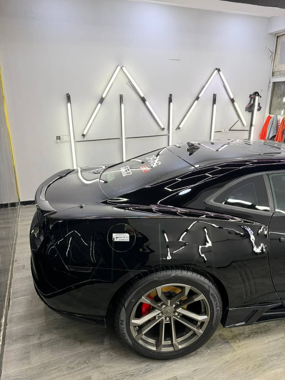 كمارو 2ss1LE كير عادي
سياره حادثه بس باب  صفحه اليمنه صبغ بدون ايرباك وهنا صار بيه بارد بالجاملغ الخلفي هم باليمنه 
مواصفاته سلايد روف داتا شو تدفئه كشنات فول للاخير 
الاضافات هدرز لونك تيوب 
حساس AFR 
شوته عمل اني مرتبه 
داخل الياف كاربون فايبر حقيقي
كشنات غرفه كتمله جديده 
سقف كنتار 
شورت شفتر هيورست 
دبل كاج كان 
برمجه ما مبرمج ابد ولا احد طاخه نهائيات فقط مراوح مبرمج 
كولرات تبريت دهن كير ومكينه وضايفلهن مراوح ايضا مال الكير مربوطه انسه حماوه كير   مال المحرك لا لانه جنت رايد ازود وشد اويل بمب ضغط عالي ياله اربطه يعني بس تربط  كلج جديد المكينه ما مطخوخه مكفوله كير مكفول صدر امامي وخلفي جديد ضفيره السياره وكهربائياته شرط بعده على كلبسات الشركه واتحده ss بنضافه كهربائيات سيارتي 
السياره بالصور حلوه حتى اكون صادق لكن بالحقيفه بيه شخوط خفيفه رصوع خفيفه ونقصه اكسل بيه ونه فقط الباقي كله مكفول 
ها نسيت عليه بك لايت متغير شغل ياسر سبارك عدسات لايت الناصي مسبه العالي كفران سوارات وعين الشيطان كله كامله يم ياسر سبارك داون بايب يم علي الوادي السياره مال جناي بياع شراي متفيده واصلن لا يتصل ويضل يسولف تره مالي خلك 
باتري جديد تخم تاير جديد الخلفي ٣٠٥ الامامي ٢٤٥ تنكر سلف وين ما يعجبك تروح والاكسل كلشي ما عليه لانه اني ابو اكسلات وحداد ومثل ما يكول المثل نجار وبابه مخلوع والسلام عليكم ورحمه الله وبركاته

مكاني بغداد الشيخ عمر 
سعر السياره ١٣٥ ورقه 
رقمي ***********
