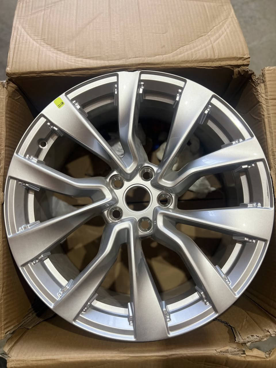 السلام عليكم
متوفر لدى شركة EVPARTS ويل
هايلند برفورمنس امامي وخلفي اصلي
ويل سلفر حجم 19 اصلي 
ويل حجم 18 m3 اسود اصلي 
جميع الدروعه السفليه TESLA M3 و my و الهايلند 2024
والهايلند prformans 
موقعنا بغداد الغزاليه بجانب شركة تويوتا ساز 
***********
***********
***********
