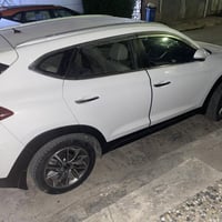 سياره للبيع نوع توسان  اللون ابيض خليجي محرك ٢٠٠٠خليجي تبريد قطعتين لل...