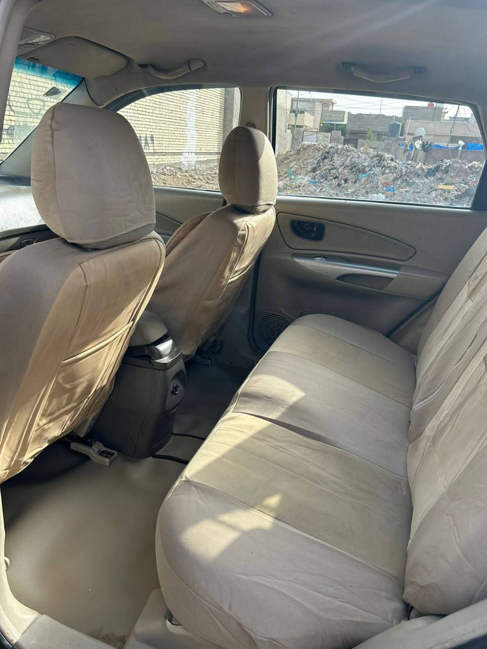 السلام عليكم 
توكسان موديل 2006 أمريكي 
مكينه 2700 سته سلندر جديده قبل ثلاث اشهر شديت مكينه وكير جديده 
سياره خير من الله مال طالب كليه يروح بيهاا لدوامه ويرجع السياره حادثهاا البجم الخلفي مصبوغاا رقم بغداد الجديد بأسمي مصفره غرامات العنوان رقم الهاتف 
‭ ٠٧٧٦ ٦٠٣ ٣١٦٨
ترهم مراوس
