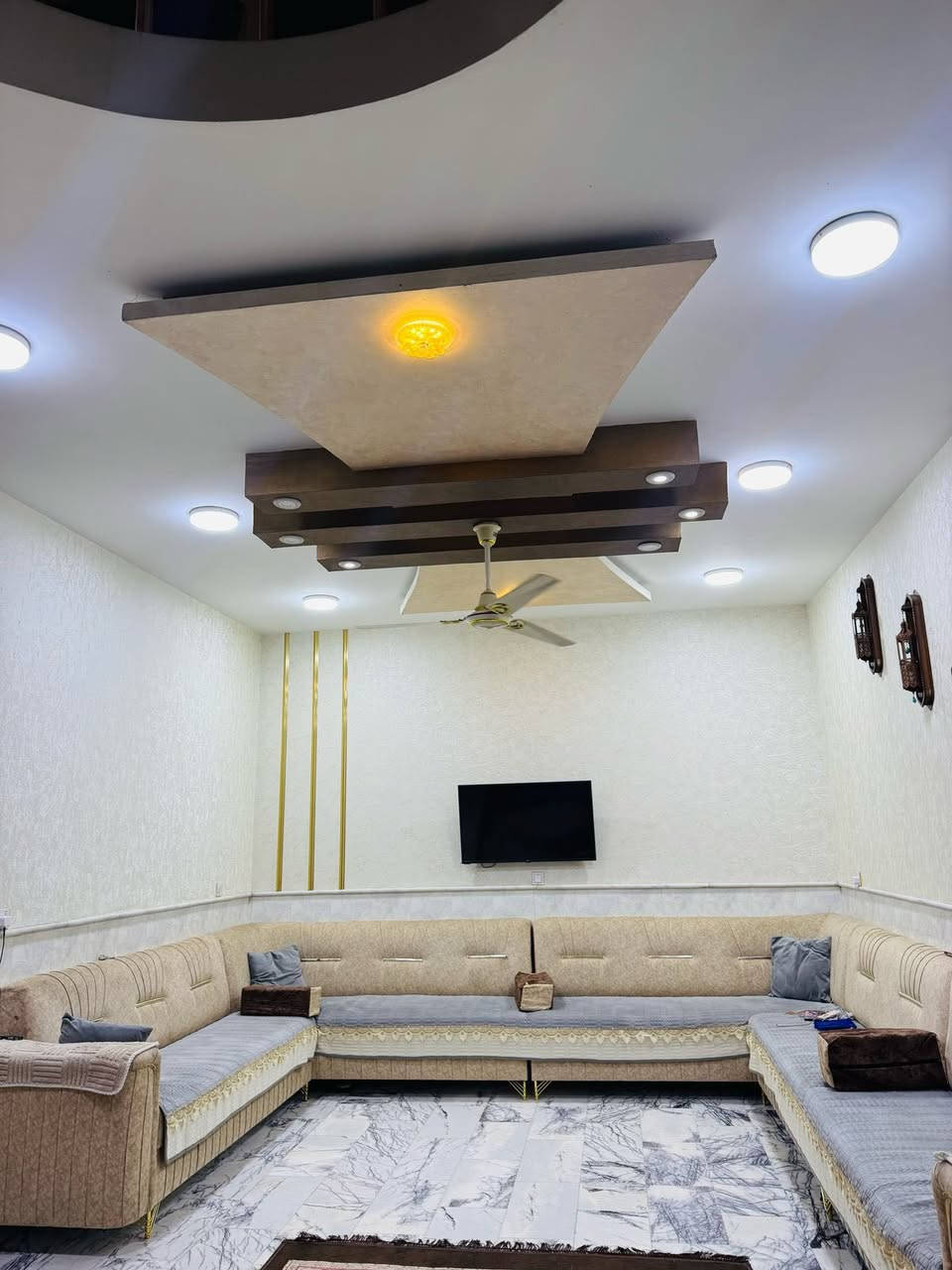 🏡 دار للبيع – طابو صرف
مساحة 200م | واجهة 10م | نزال 20م
طابقين بناء حديث درجة أولى ✨

🔹 التفاصيل:
▪️ الطابق الأول: غرفة نوم كبيرة، صالة واسعة، مطبخ، كليدور كبير، مجمع صحيات، كراج، حديقة 🌿
▪️ الطابق الثاني: غرفتا نوم، كليدور، مجمع صحيات

📍 الموقع: شارع 80 – محيزم 4 – قرب مدرسة زهور بابل
📞 للاستفسار: *********** / ***********
