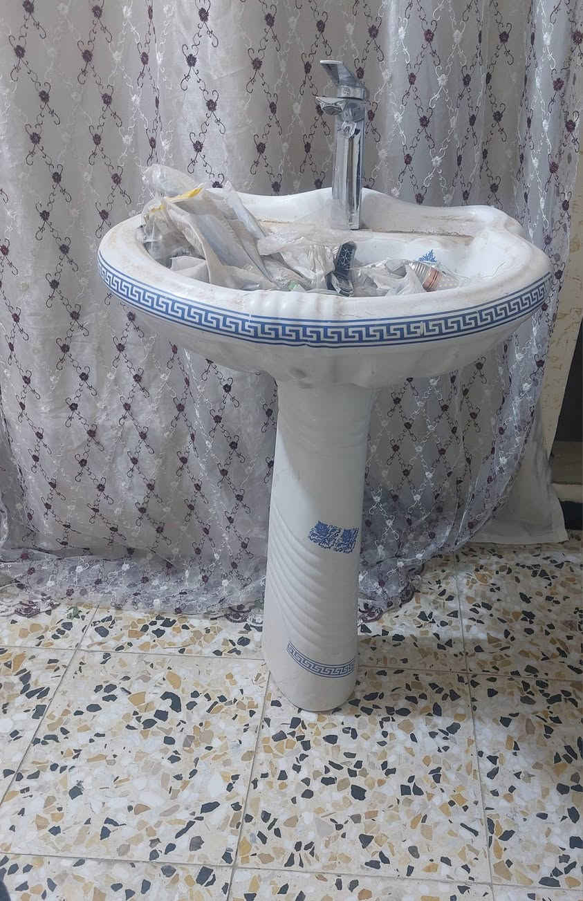 البيع الميز السعر 25 الف والمقسله ٢٠ الف والنركيله ١٥ الف وميز النركيله ٥ الف وساحبت الحمام ٢٠ الف ***********
