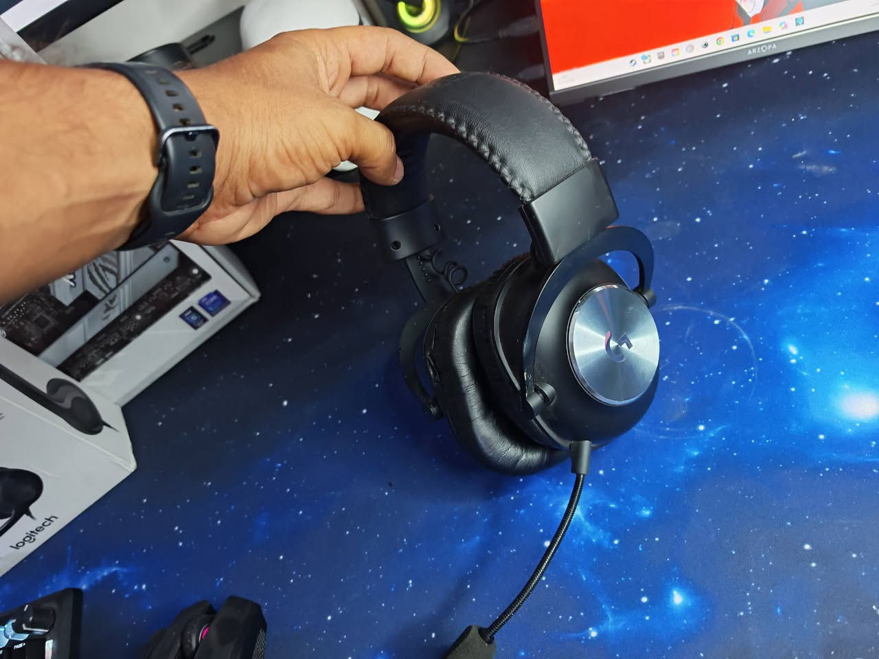 السلام عليكم قطع PC للبيع
طورت الPC واريد ابيعهن 

لوحة الأم 

ASUS ROG STRIX B760-A GAMING WIFI 

 ( 250 ) الف 

 مبرد ASUS ROG RYUJIN 240  مع شاشة 

100 الف

سماعات  Logitech G PRO X

175 الف

مبرد DeepCool AG400

25 الف

Xbox Wireless Controller

50 الف 

Motospeed CK61، لوحة مفاتيح ميكانيكية  60%

25 الف 

 هاب  iCUE Link System Hub من شركة Corsair + مروحة Corsair RS120

70 الف 

 ميكروفون مكثف (Condenser) من العلامة التجارية ZealSound

50 الف

مكبرات صوت Trust Polo 2.0

15 الف

سماعة الرأس Logitech H390 USB

30 الف

مستقبل صوت بلوتوث (Bluetooth Audio Receiver) من شركة Logitech،

30 الف 

Thermalright TL-C12C مراوح ثلاثي + مروحة 

15 الف

كيبلات بور  (Sleeved Extension Cable Kit) من العلامة التجارية EZDIY-FAB. تُستخدم هذه الكابلات لتحسين المظهر للPC .

15 الف

كل القطع نظيفة ومع كامل الملحقات والكراتين موجودة ونظيفة 

كل القطع مضمونه ومكفولة 

للتواصل خاص او على الرقم : ***********
