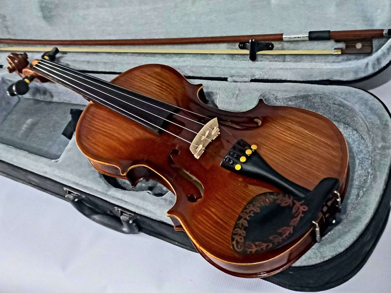 كمان ماركة فتنس للبيع سعرة 125 الف الكمان حجمه 4/4 ص كله من الخشب صوت شرقي هذا رقمي وبي واتساب *********** مكاني بغداد/ البياع ( يوجدتوصيل بغداد والمحافظات باجور )
