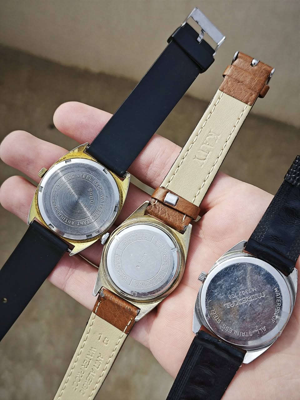 ثلاث ساعات 
2تكويك
1بطاريه 
سويسريات كلهم
شغالات كلهم 
نافذة تاريخ شغاله 
ماكين سويسريه اصلية 
نظافة تامه 
سيوره جلد أصلي 
سعرهم كلهم 150 الف 
وبيهم مجال 
للتواصل واتساب أو الاتصال على رقم 
***********
