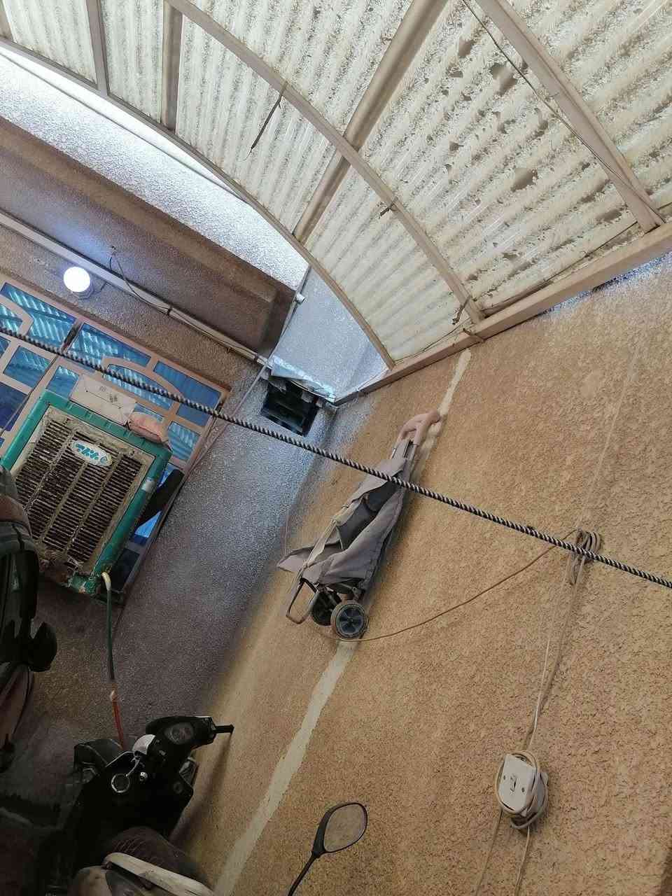 دار للبيع
المساحه ١٥٠ متر مسلح نضيف بناء 2008
الواجة 10 نزال 15
يحتوي على 
طرمه كبيره 
مطبخ 
صاله كبيره 
حولي 
٤ غرف نوم 
منور 
صحيات ٣ 
مخزن +صطح ع مساحه البيت 
المكان الحرية الثانية محلة 426 
بشارع ابو فراس ابو الفلافل الاتصال علة الرقم ‭٠٧٩٠ ١١٦ ٨٠٣٩
