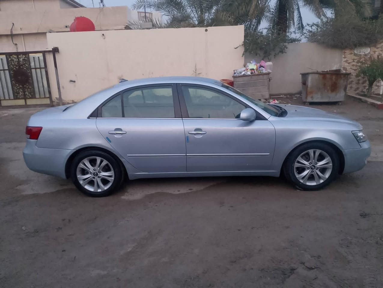 السلام عليكم عدي سوناتا 2007 6 سلندر محرك 3300 رقم بغداد باسمي بدون نقص سنويا 2030 محرك بدون تنقيص بدون بخار بدون رواجز دن درجة اولى كير قبل 6 ايام شديته كامل السيارة بدون شاصي او لغد او داخل سيارة وارد امريكي صدر خلفي امامي كامل بيها تكشير بالقمارة مكانين ويحتاج الها صبغ دعاميات امامية وخلفية اريد مرواس ويا امبالا 3600 والداخل حيل جديد ونظيف كل كهرباء السيارة شغالة 
***********
