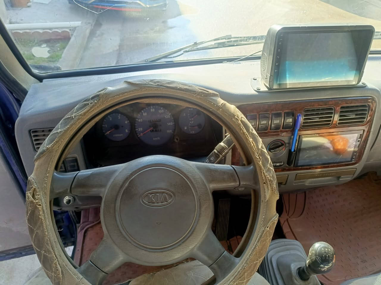 كيه ام عيون 2001 سياره بلاديه بدون ضربه رقم نكليزي بسمي ممتواجد عله لخاص مجفته جديد مابيهه اي نقص  المكان الطوبجي قرب ساحت عدن  الرقم***********
