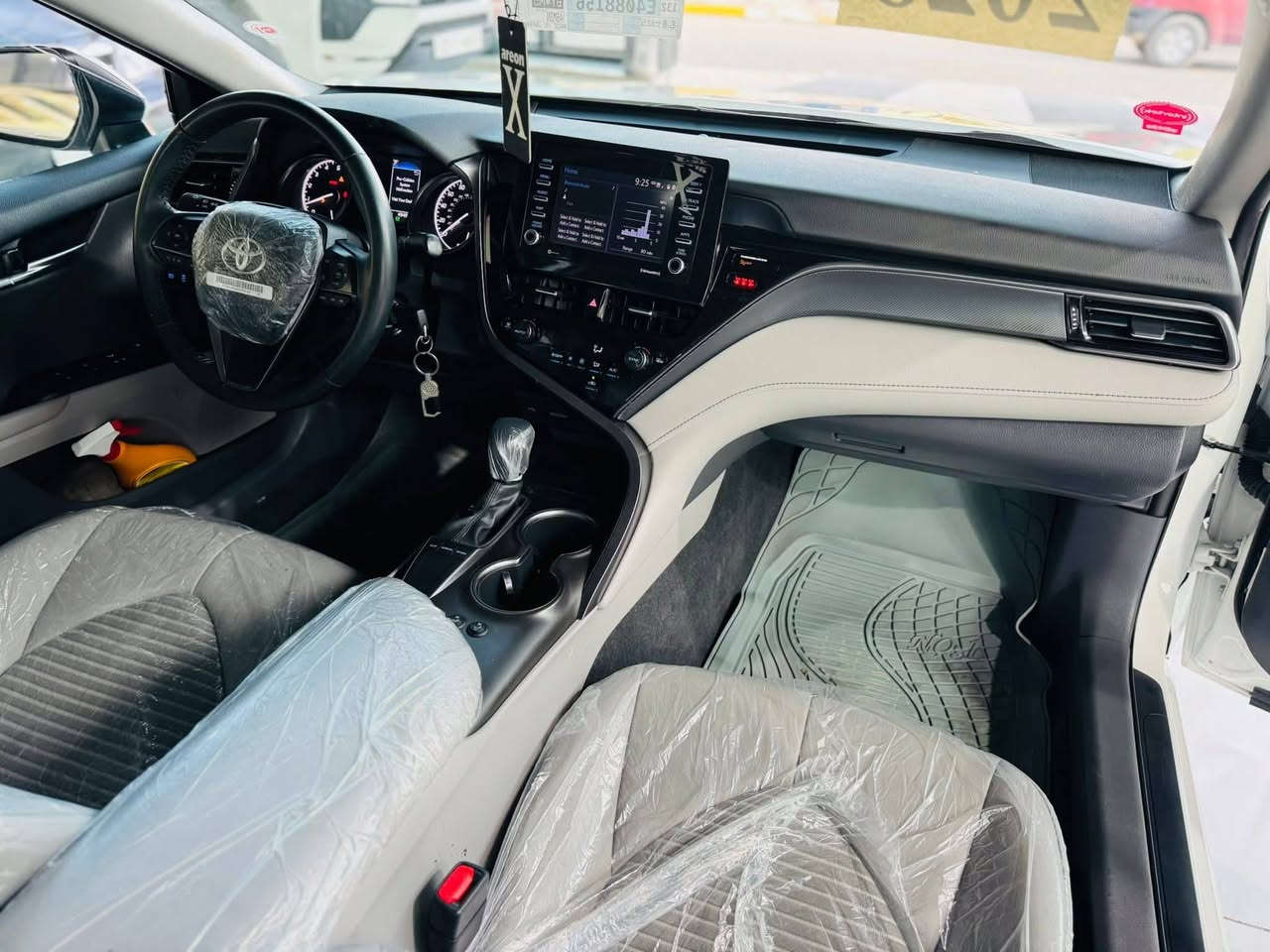 ✨️TOYOTA CAMRY  ✨️
 للبيع تويوتا كامري 2023
مواصفات SE SPECIAL 
▫️تحكمات ستيرن جهتين
▫️شاشة ترحيب 
▫️كشنات تدفئة + تبريد 
▫️كشن كهرباء 
▫️داخل ابيض مميز
▫️ويل كروم 
▫️كشافات ضباب بروجكتر
▫️اشاير بالمري
▫️رادارات 360°
▫️كامره خلفيه
▫️كشنات جلد 
▫️شفتات ستيرن
▫️نظام SPORT _ECO 
▫️وبيها بعد مواصفات 
🔺️ السياره ضرره فقط بنيد وربع جاملغ صبغ بدون قطرة دواخل 
🔷️السياره مرقم سليمانيه جديد 
للأستفسار الأتصال ع الرقم ***********
