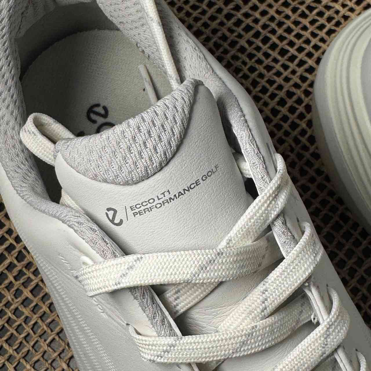 Original Ecco Golf Lt1 Hybrid shoes. New with out box.
One pair 39. Delivery is available. بغداد, العراق


**إذا كنت صاحب هذا الإعلان وتريد حذفه لأي سبب، رجاءا أرسل رسالة إلى الدعم الفني**