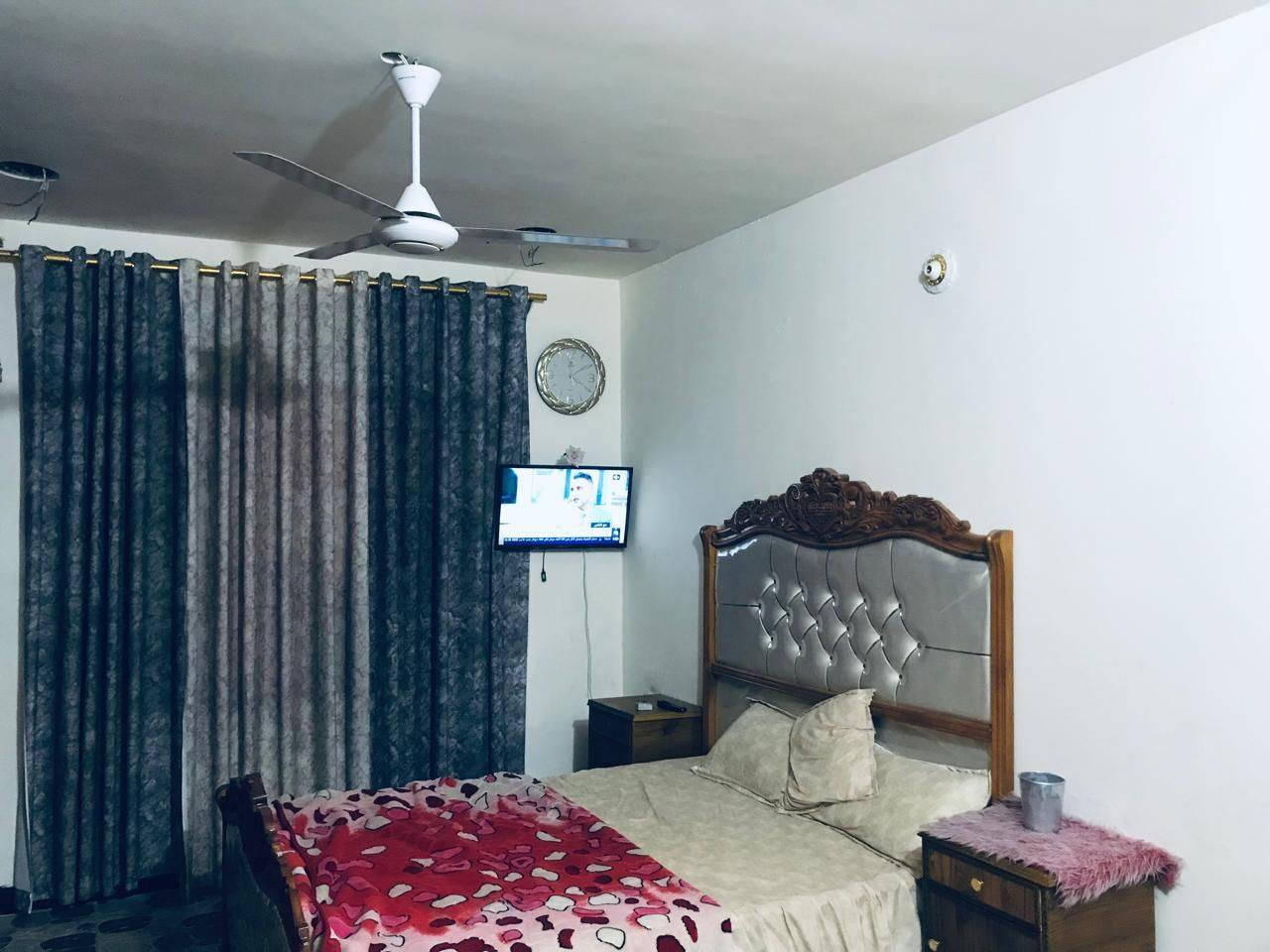 #عرض_للـبـيـع
دار سكن للبيع مساحته 150(7.5*20) م طابقين يحتوي على صاله ومطبخ وحولي وأربعة غرف نوم وكراج ومنور وصحيات داخليه وخارجيه وكراج سياره
العنوان : بغداد- ابو غريب- خرنابات الجديده قرب جامع عز الدين القسام 
السعر 150 مليون 
للأستفسار أكثر يرجى الاتصال على الارقام التاليه

***********
***********
