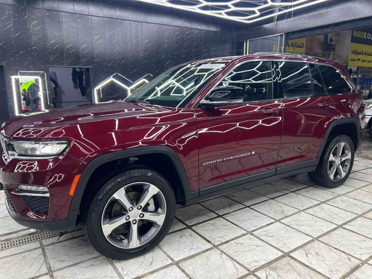 السلام عليكم جيب وارد امريكي موديل 2023 لمتد (Limited) السيارة فول مواصفات عدا الفتحة رقم اربيل باسمي بسمي ترقيم جديد اني مستوردهه
 ماشيه ٢٤ميل
السياره جديده جدا على وضع الشركه مكينه وكير وصدر برغي ممفتوح بيهة السياره جديده  الحادث صبغ جاملغ خلفي ونصف الباب الخلفي بدون ايرباك بجم كبس مثل ما موضح بالصور
السعر ٢٩٥٠٠
 مكاني بغداد حي العدل
رقم الهاتف ***********
