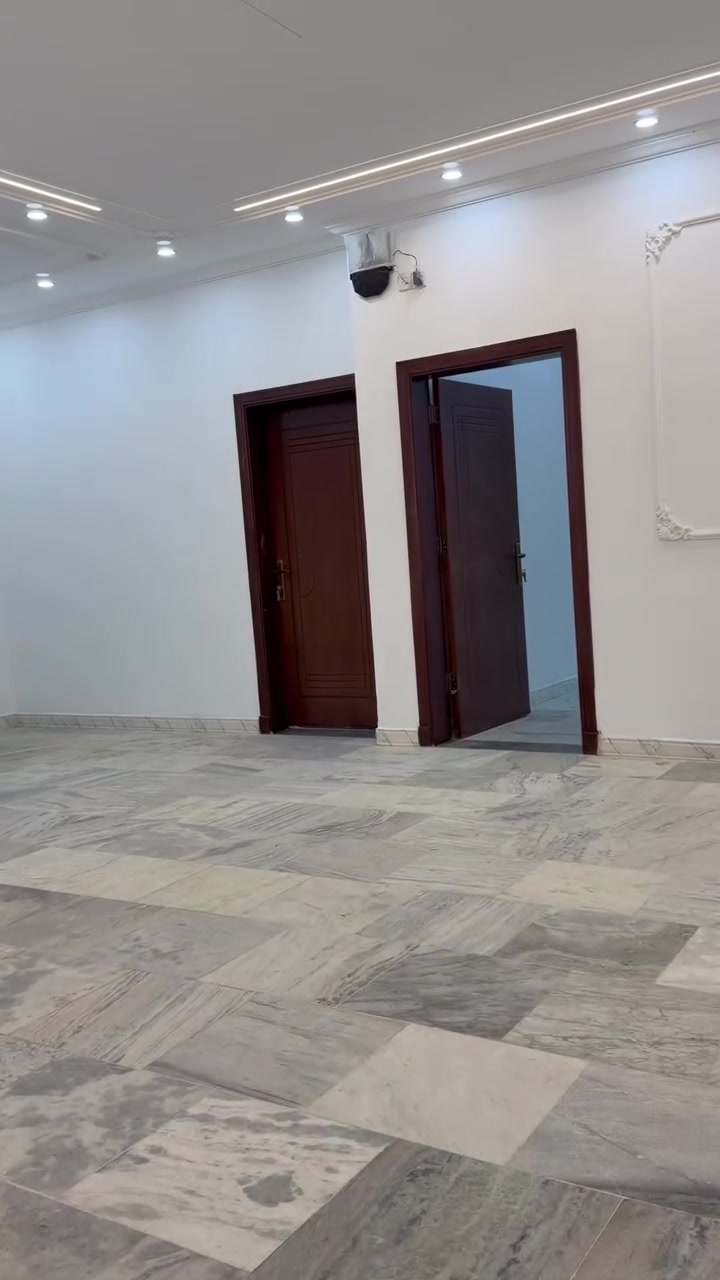 سلام عليكم
بنايه جديده نضام vipفي الجنينه(موقع مميز)تحتوي على مجموعة شقق غير مسكونه سابقا بحيث توجد شقق تحتوي على غرفتين و وثلاث غرف وصاله كبيره وغرف نوم كبيره عدد ومطبخ مؤثث بالكامل وتبريد مركزي كل شقه متكامل بحيث توجد مصاعد كهربائيه في داخل البنايه (تؤجر مكاتب رسميه وسكني)للاستفسار الآتصال عبر الرقم***********

