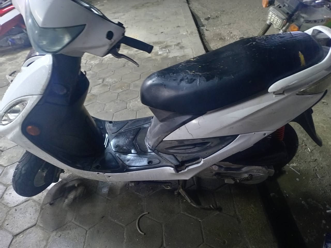 السلام عليكم شباب دراجه كامكو جي فور للبيع محرك مفتوح
الشراي يدخل خاص او يتصل سعرها 300وبيها مجال قليل ***********
