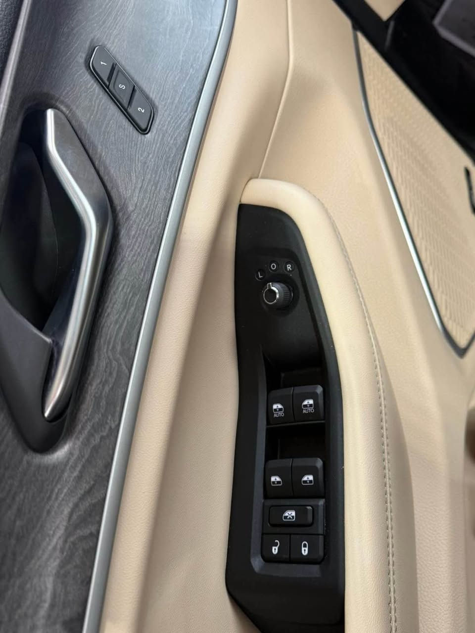 ‼️جيب كراند شيروكي هايبرد هايبرد السعر 275 قفلل‼️
فول مواصفات 
 

المحرك والأداء
 • محرك 2.0 لتر تيربو + نظام هايبرد (Plug-in Hybrid)
 • قوة إجمالية: 375 حصان
 • عزم دوران: 470 نيوتن/متر  ￼
 • نظام دفع رباعي دائم (4×4)
 • قير أوتوماتيك 8 سرعات
 • تسارع 0-100 كم خلال ~5.3 ثانية  

نظام الهايبرد
 • مدى كهربائي: حوالي 25–26 ميل (40 كم)  ￼
 • استهلاك اقتصادي: حتى 56 MPGe
 • مدى إجمالي (بنزين + كهرباء): حوالي 470 ميل
 • 3 أوضاع قيادة:
 • Electric (كهرباء فقط)
 • Hybrid (مشترك)
 • eSave (حفظ البطارية)

🛋️ المواصفات الداخلية (فل كامل)
 • مقاعد جلد فاخرة (تدفئة + تبريد + ذاكرة)
 • شاشة وسطية كبيرة + شاشة عدادات رقمية
 • شاشة راكب أمامي 
 • نظام صوتي فاخر
 • فتحة سقف بانوراما
 • إضاءة داخلية محيطية
 • نظام تشغيل ذكي + دخول بدون مفتاح

🛡️ الأمان والتقنيات
 • رادار أمامي + مثبت سرعة ذكي
 • تحذير خروج عن المسار + مساعد الحفاظ على المسار
 • كاميرات 360 درجة
 • حساسات أمامية وخلفية
 • نظام ركن ذاتي
 • كشف النقطة العميا

عدد المقاعد: 5 ركاب
 • سحب (Towing): حتى 6000 باوند
 • سعة صندوق ممتازة
 • فئات عليا: Summit / Summit Reserve (الأفخم

🚘 المواصفات الخارجية
 • جنوط رياضية قياس 20–21 إنج
 • إضاءة LED كاملة
 • مرايا كهربائية + تسخين
 • تصميم هجومي فاخر
 • باب خلفي كهربائي

للتواصل ‭*********** النجف, العراق
